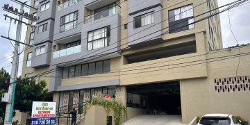 Muere mujer tras caer de octavo piso de edificio en el barrio Boston
