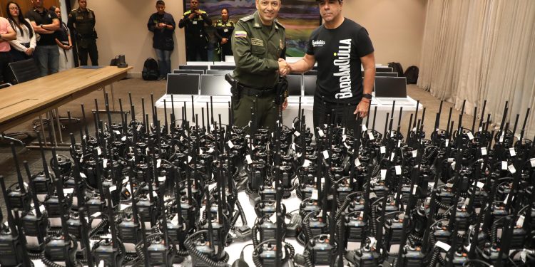 Al entregar más dotación, alcalde Char exige más resultados a la Policía