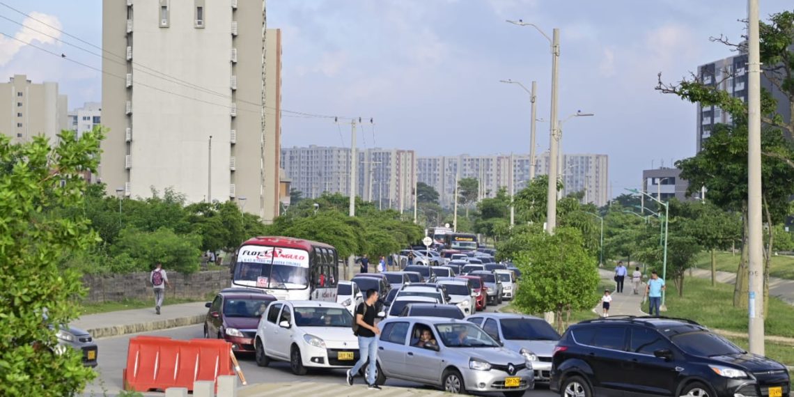 Caos vehicular por inicio de obras en Circunvalar con carrera 43 y Alameda del Río