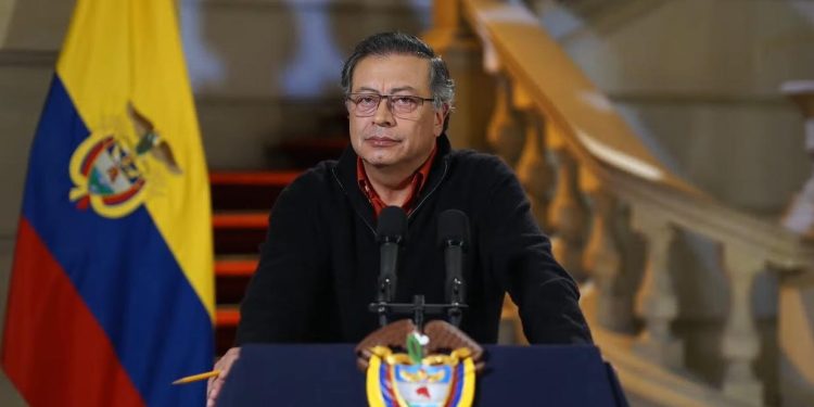 “Precio del diésel subirá gradualmente y habrá protección al pequeño camionero”, dice Petro