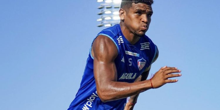 Defensa Rafa Pérez sufrió fractura incompleta del peroné de su pierna derecha