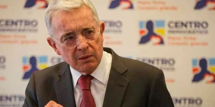 Gobierno debe ajustar sus finanzas: Centro Democrático