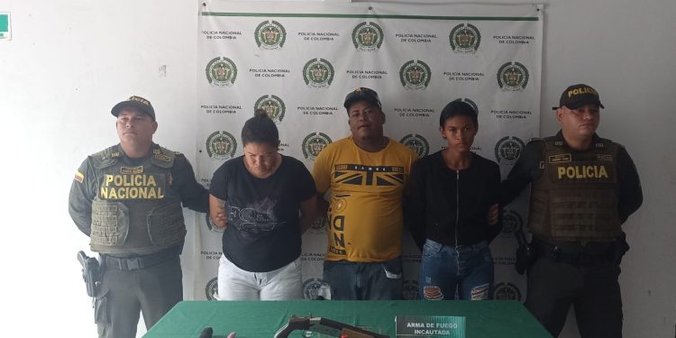 Capturan en Ponedera a dos mujeres y un hombre portando un arma de fuego y dos cuchillos