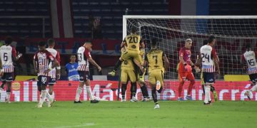 Junior no levanta cabeza: perdió con Águilas en juego lleno de polémica