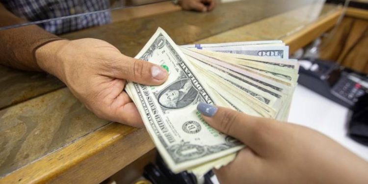 Dólar rompe la barrera de los 4.300 pesos en Colombia: reforma tributaria impulsa su aumento