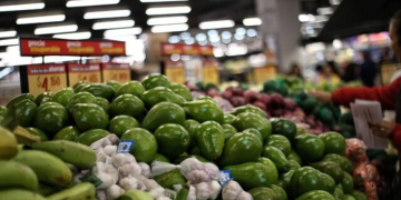 Suben precios de los alimentos por el paro camionero