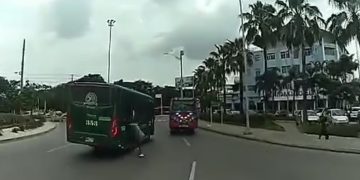 Video muestra el preciso momento en que embarazada cae de bus en movimiento