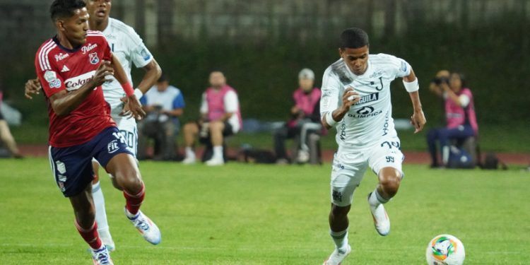 Medellín derrotó 2-0 a Junior y dejó en blanco a César Farías en su debut