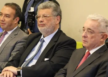 Abogado de Álvaro Uribe solicita aplazamiento de audiencia por problemas de conectividad