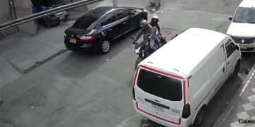 Joven arrastrada por ladrones en moto en Bogotá permanece en cuidados intensivos tras brutal ataque