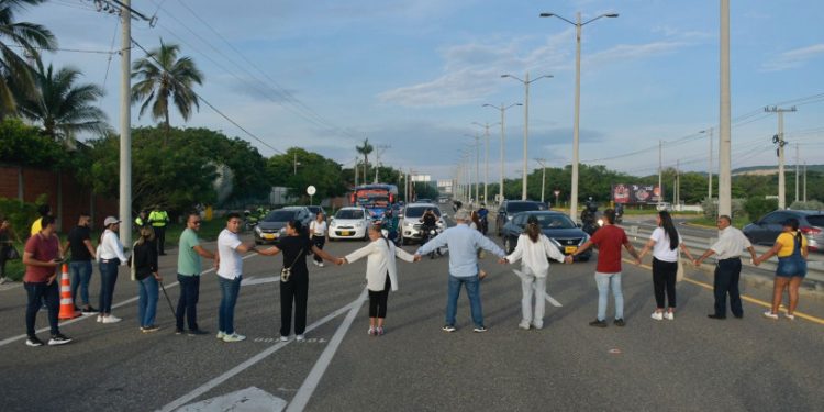 Continúan las manifestaciones y bloqueos en protesta por cobro en peaje Papiros