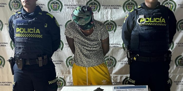 Cayó alias “La Negra”. Escondía en su escote un arma de fuego para despistar a la Policía