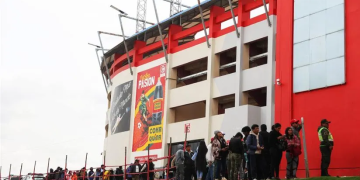 Hinchas de Bolivia duermen fuera del estadio esperando una boleta vs. Colombia
