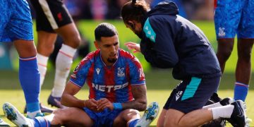 Daniel Muñoz prende las alarmas en la Selección Colombia: salió lesionado ante Liverpool