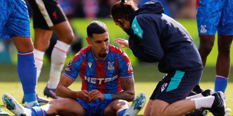 Daniel Muñoz prende las alarmas en la Selección Colombia: salió lesionado ante Liverpool