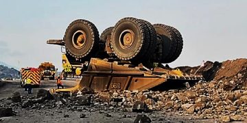 Impresionante accidente de camión minero en El Cerrejón deja un herido