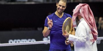 La lujosa raqueta de oro que Rafa Nadal recibió en su despedida del Six Kings Slam