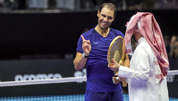 La lujosa raqueta de oro que Rafa Nadal recibió en su despedida del Six Kings Slam