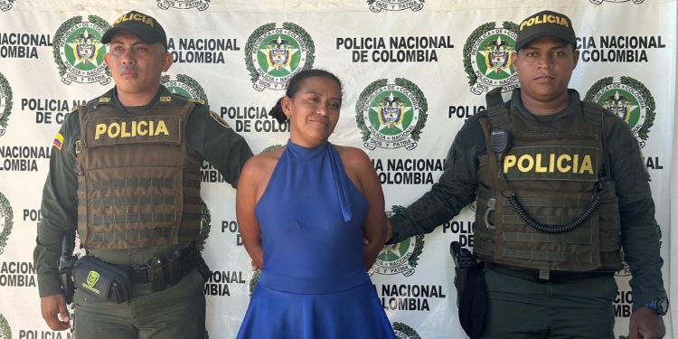 Cuando cantaba vallenato a todo pulmón, Policía captura en flagrancia a una mujer con brazalete electrónico para presos