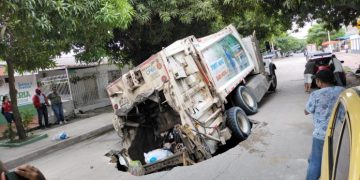 Camión recolector de basuras casi es tragado por la calle en el barrio Buenos Aires de Barranquilla 