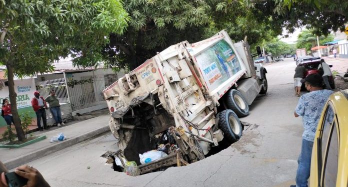 Camión recolector de basuras casi es tragado por la calle en el barrio Buenos Aires de Barranquilla 