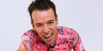 Rigoberto Urán se despide rodeado de estrellas