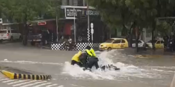 Tres valientes policías le salvaron la vida a motociclista que lo arrastraba un arroyo
