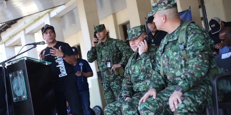 Con nuevas camionetas para el Ejército, alcalde Char sigue fortaleciendo la seguridad en Barranquilla