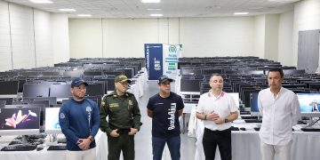 “Aquí está el recurso de todos para que la Policía pueda combatir a los delincuentes”: alcalde Char en entrega de 500 computadores