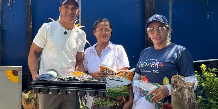 Para reforzar seguridad alimentaria, Distrito entrega 150 kits con ‘Mi Barrio Siembra’