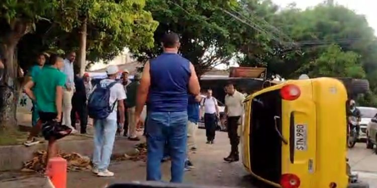 Taxi se volcó en la carrera 44 con calle 80, al norte de Barranquilla