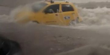 Emergencias por lluvias en vía 40: arroyo arrastra taxi y atrapados en vehículos