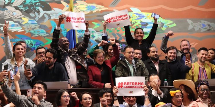 Reforma laboral fue aprobada en segundo debate