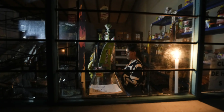 Ecuador pasará de 8 a 14 horas al día de apagones programados