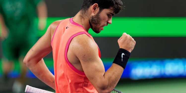 Carlos Alcaraz avanza a cuartos en Shanghái tras vencer a Monfils