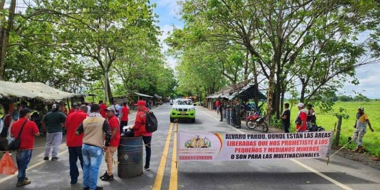 Se levantó el paro minero después de cinco días de bloqueos