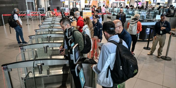 Sindicato de Migración Colombia protesta en aeropuertos por mejores condiciones laborales