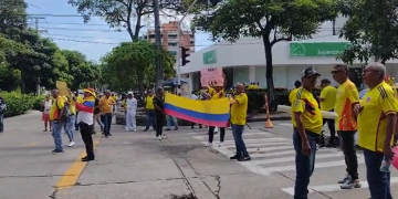 Pensionados de la Policía se tomaron sede de la Supersalud en protesta por mal servicio