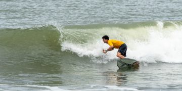 Medallista del Team Barranquilla otorga oro a playas de Puerto Mocho para práctica de deportes náuticos