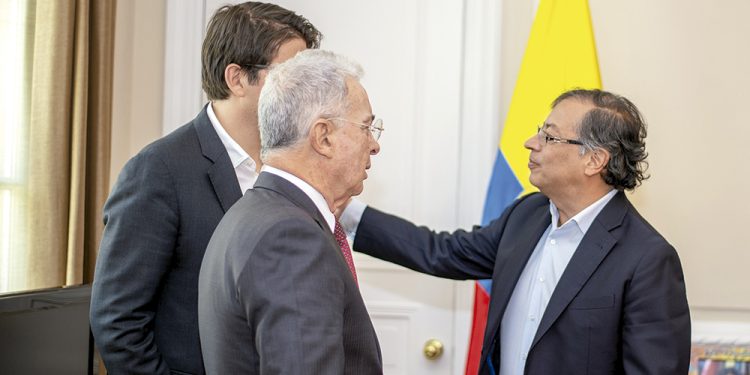Uribe acusa a Petro de “presionar a la justicia” en el caso de su hermano Santiago
