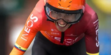 Egan Bernal liderará al Ineos en el Giro 2025: duelo colombiano en las montañas