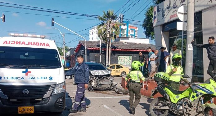 Choque entre carro y bus en la calle 61 con 44 dejó varios lesionados