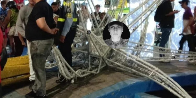 Policía muere al caerle encima árbol de navidad de 30 metros