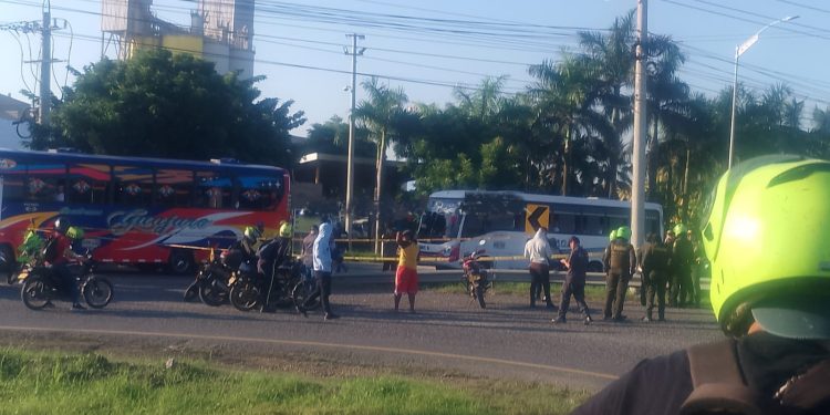 Accidente tras intento de hurto en la Vía Cordialidad deja un muerto y un herido