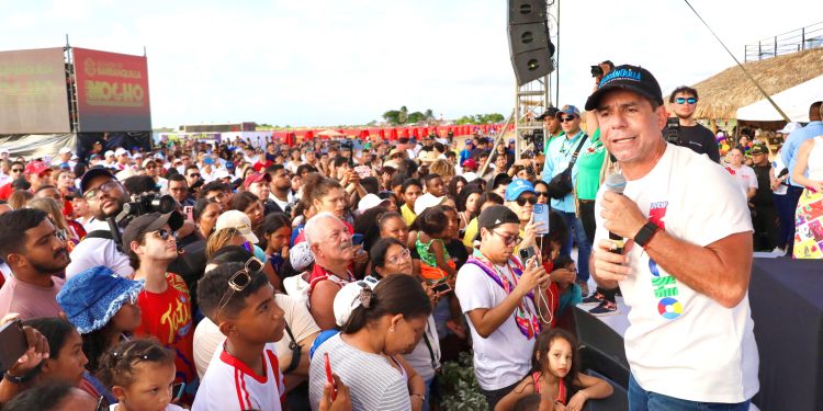 Más de 5.000 turistas visitaron la playa de Puerto Mocho en su primer día de apertura