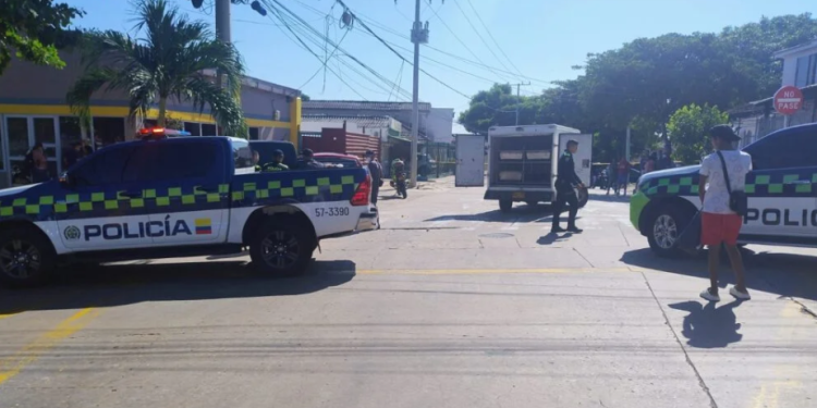 Sicarios en moto asesinan hombre a bordo de una camioneta en Las Delicias