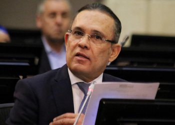 Enfoque sus esfuerzos en los $97 billones que tienen sin ejecutar: Cepeda a Petro