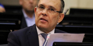 Enfoque sus esfuerzos en los $97 billones que tienen sin ejecutar: Cepeda a Petro