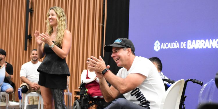 Julián, el estudiante en condición de discapacidad que se graduó de bachiller: alcalde Char le entregó silla de ruedas eléctrica