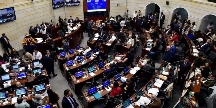 Convocan a extras al Congreso para trámite de la Reforma a la Salud